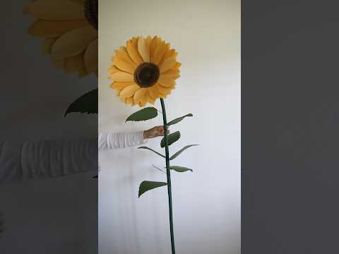 Giant paper sunflower 🌻 diy #paperflowercraft #papercrafts #paperflower